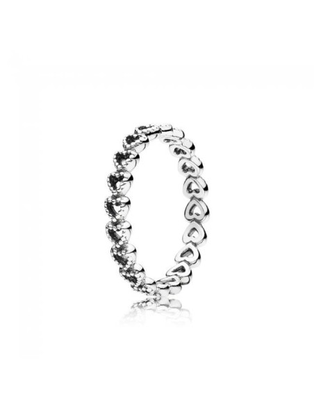 Anillo Pandora de plata con corazones. 
