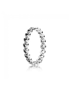 Anillo Pandora de plata con corazones. 