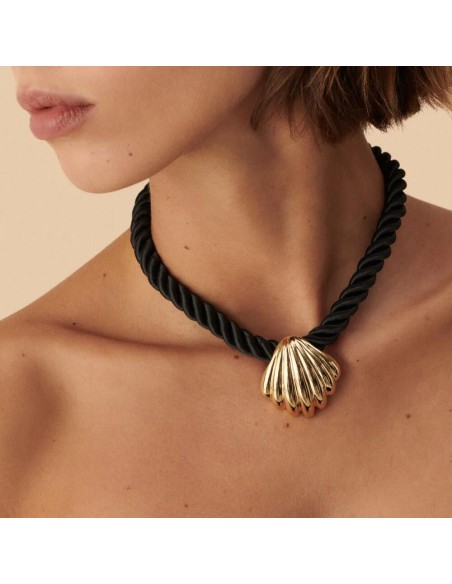 Collar Corto Agatha París N-13 Negro/Oro con Colgante de Concha en Cordón de Seda