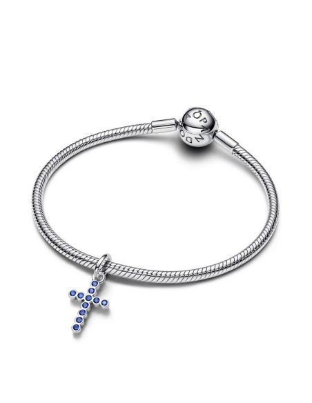Charm colgante cruz de plata con cristales azules – símbolo de fe y esperanza