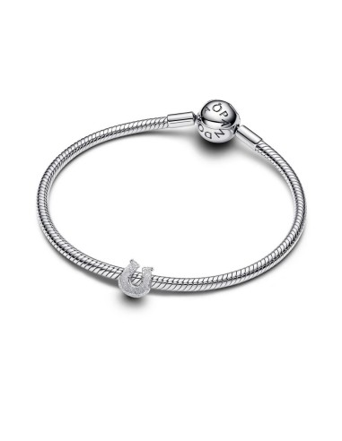 Mini charm herradura texturizada en plata de ley – símbolo de buena suerte