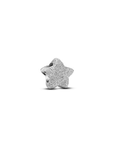 Mini charm estrella texturizada en plata de ley – luz simbólica