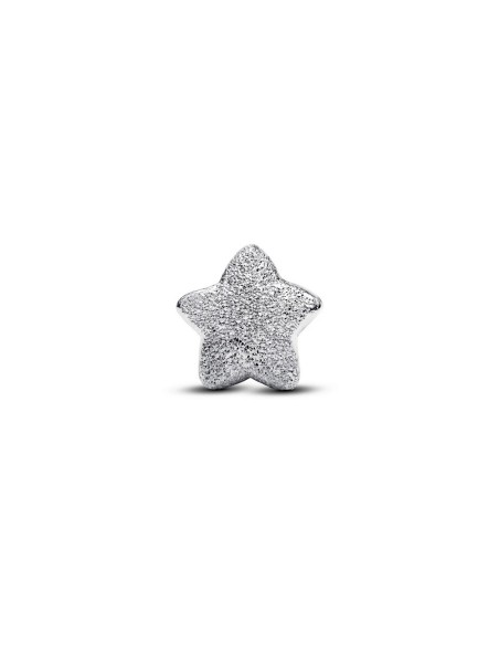 Mini charm estrella texturizada en plata de ley – luz simbólica