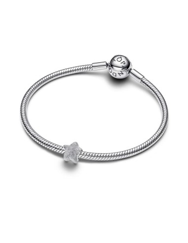 Mini charm estrella texturizada en plata de ley – luz simbólica