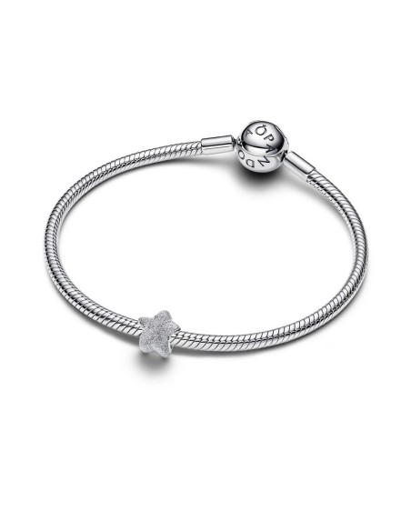 Mini charm estrella texturizada en plata de ley – luz simbólica
