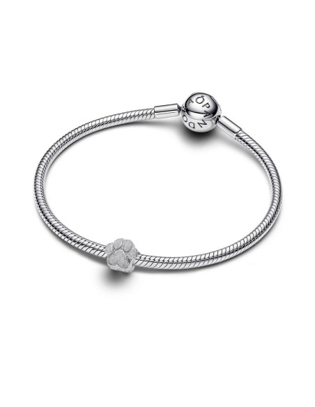 Mini charm huella texturada en plata de ley – símbolo de amor por las mascotas