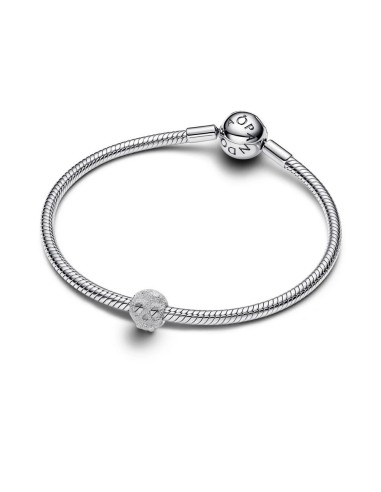 Mini charm cráneo texturizado en plata de ley – símbolo de audacia