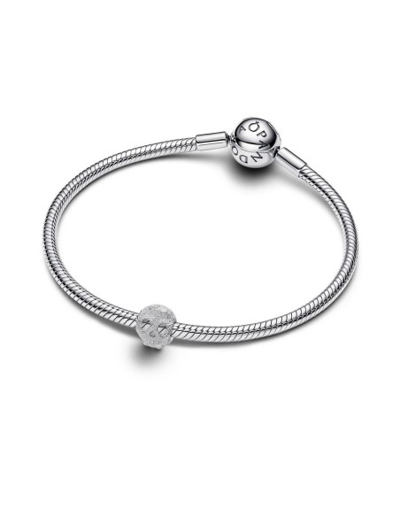 Mini charm cráneo texturizado en plata de ley – símbolo de audacia