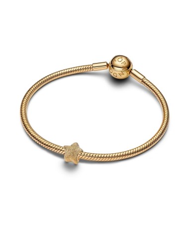 Mini charm estrella texturada en baño de oro 14 k – símbolo de brillo interior