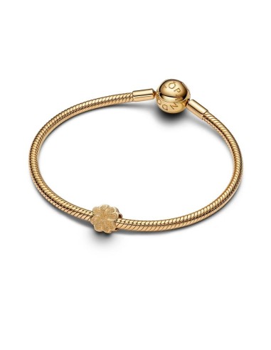 Mini charm trébol texturado con baño electrolítico de oro 14 k – símbolo de buena fortuna