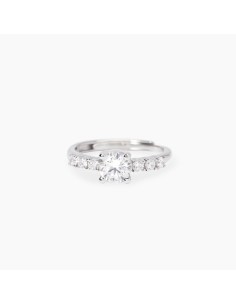 Anillo de plata con circonita central y laterales transparentes