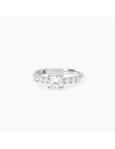 Anillo de plata con circonita central y laterales transparentes