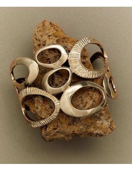 Pulsera Vidal & Vidal dorada diseño calado geométrico en metal con baño de oro 18k