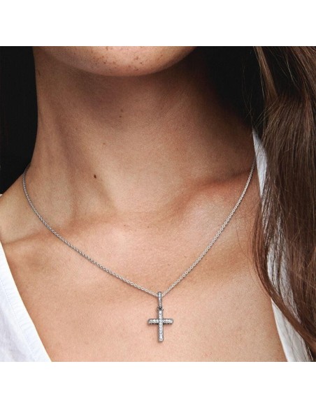 Colgante Cruz Clásica en Plata de Ley con Circonitas y Detalles de Corazones | Pandora 397571CZ